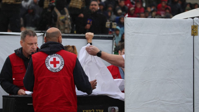 La Croix-Rouge reçoit l'un des quatre cercueils lors de la remise par des militants du Hamas des corps de quatre otages israéliens à Khan Yunis, dans le sud de la bande de Gaza, le 20 février 2025.