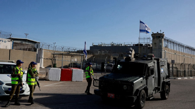 سلطات الاحتلال تفرج عن أسرى فلسطينيين من سجن عوفر