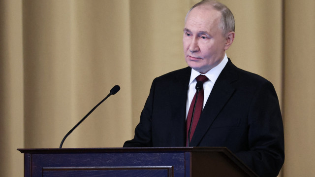 Sur cette photo de famille diffusée par l'agence d'État russe Sputnik, le président russe Vladimir Poutine prononce un discours lors d'une réunion du conseil d'administration du Service fédéral de sécurité (FSB) à Moscou, le 27 février 2025.