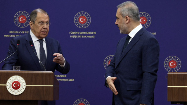 Le ministre turc des Affaires étrangères, Hakan Fidan (à droite), fait un geste au ministre russe des Affaires étrangères, Sergey Lavrov (à gauche), après une conférence de presse conjointe à Ankara, le 24 février 2025. 