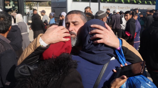 Un ancien prisonnier palestinien, libéré dans le cadre du sixième échange d'otages et de prisonniers à Khan Yunis, dans le sud de la bande de Gaza, le 15 février 2025.