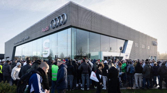Des manifestants participent à une journée d'action à l'appel des syndicats d'Audi Brussels contre la fermeture prochaine de l'usine de Vorst/Forest du constructeur automobile allemand Audi, à Bruxelles, le 23 décembre 2024.