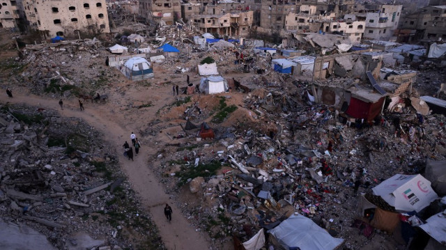 Des Palestiniens campent au milieu des ruines de leurs maisons à Jabalia, dans le nord de la bande de Gaza, le 17 février 2025