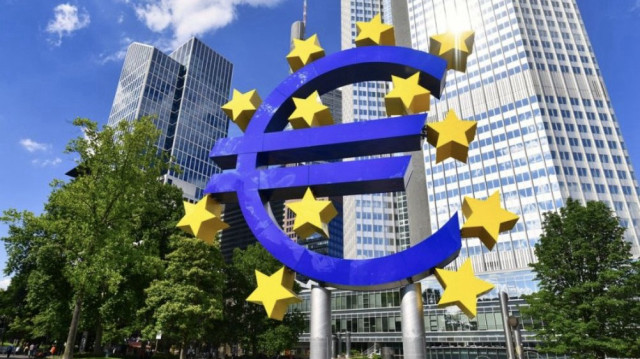 L'objectif de la Banque centrale européenne (BCE) est de soutenir une économie européenne en ralentissement, fragilisée par des tensions géopolitiques, des incertitudes budgétaires et une possible guerre commerciale avec les États-Unis sous la présidence de Donald Trump.
