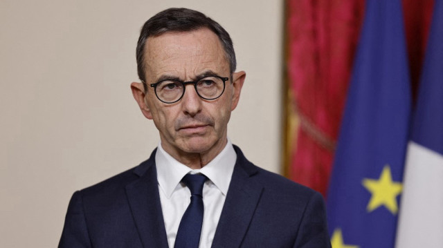 Le ministre français de l'Intérieur, Bruno Retailleau, observe le discours du Premier ministre français après une réunion du Comité Interministériel de Contrôle de l'Immigration (CICI) à l'Hôtel de Matignon à Paris, le 26 février 2025.