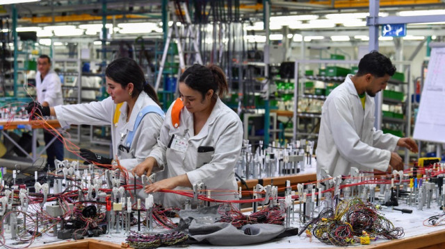 Des employés travaillent dans une usine de câbles de la société allemande Draxlmaier, spécialisée dans la fabrication de composants automobiles, dans la ville de Jemmal dans la région de Monastir en Tunisie, le 5 décembre 2024.