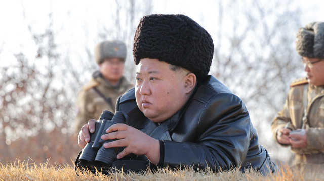 Cette photo prise le 26 février 2025 et diffusée par l'agence de presse officielle nord-coréenne Korean Central News Agency (KCNA) via KNS le 28 février 2025 montre le dirigeant nord-coréen Kim Jong Un observant le lancement d'un missile de croisière stratégique lors d'un exercice de l'armée populaire coréenne, sur la côte de la "mer de Corée occidentale", ou mer Jaune, en Corée du Nord.