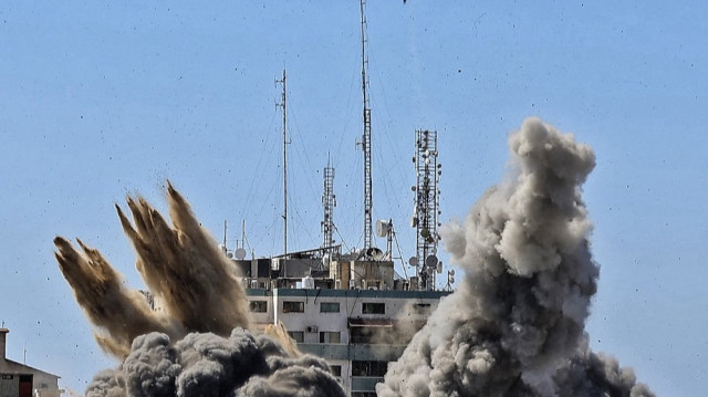 De la fumée s'échappe d'une bombe aérienne larguée sur la tour de Jala lors d'une frappe aérienne israélienne dans la ville de Gaza.