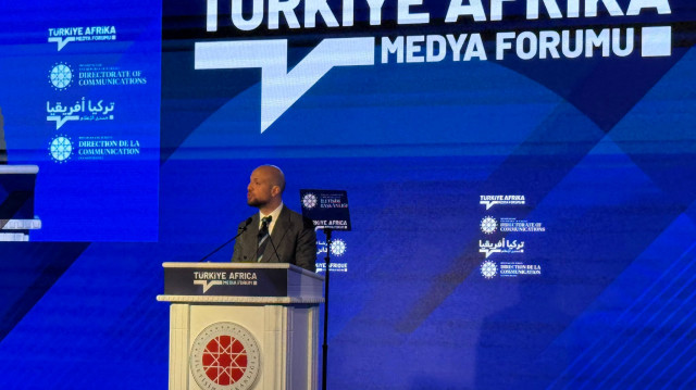 Le Ministre d'État libyen chargé de la communication et des affaires politiques Walid Ammar Ellafi, fait un discours lors du Forum des Médias Türkiye-Africa, à Istanbul, en Türkiye, le 28 février 2025.