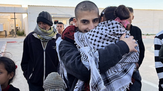Un prisonnier palestinien salue les membres de sa famille à l'hôpital européen de Khan Yunis, dans le sud de la bande de Gaza, le 27 février 2025.