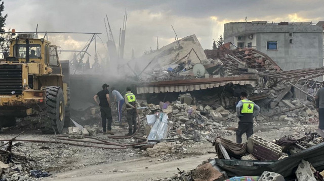 Des sauveteurs recherchent des victimes et des survivants sur le site d'une frappe aérienne israélienne qui a visé le village de Rasm El-Hadath dans la vallée de la Bekaa, au Liban oriental, le 10 novembre 2024, dans le cadre de la guerre entre Israël et le Hezbollah.
