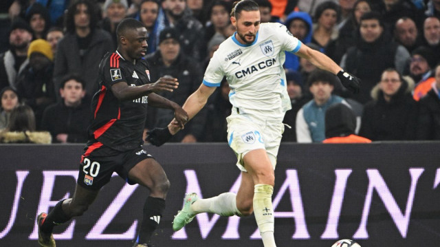 Le défenseur français de Lyon n°20 Sael Kumbedi se bat pour le ballon avec le milieu de terrain français de Marseille n°25 Adrien Rabiot lors du match de football de L1 entre l'Olympique de Marseille (OM) et l'Olympique Lyonnais (OL) au Stade Vélodrome de Marseille, dans le sud-est de la France, le 2 février 2025.