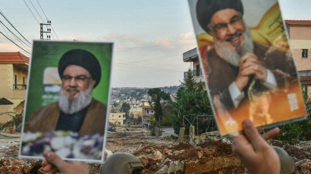 Les habitants du village d'Aitaroun, dans le sud du Liban, brandissent des portraits du chef du Hezbollah assassiné, Hassan Nasrallah, le 27 janvier 2025.