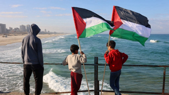 Deux garçons brandissent des drapeaux palestiniens à Gaza, le 1er février 2025.