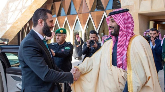 Le président de la transition syrien Ahmed al-Charaa et le prince héritier saoudien Mohammed bin Salman, à Riyad, le 2 février 2025.