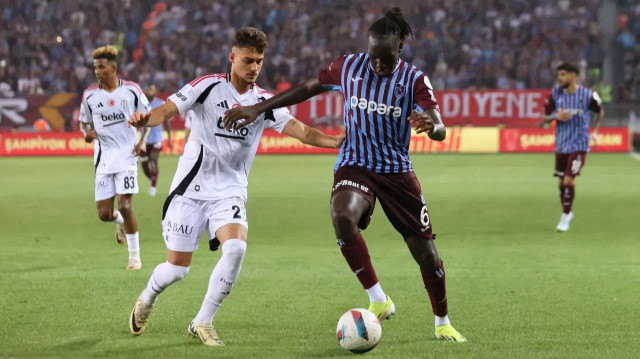 Mendy ile Ernes Muçi'nin top kapma mücadelesi.