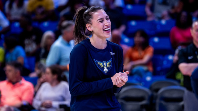 Fenerbahçe Opet Kadın Basketbol Takımı'nın 27 yaşındaki skorer oyuncusu, bu sezon ING Kadınlar Basketbol Süper Ligi'nde ise sarı-lacivertli formayla 10,2 sayı, 2,7 ribaunt ve 5,2 asist ortalamaları yakaladı.
