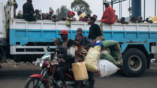 Des personnes déplacées par la guerre quittent les camps à la périphérie de Goma le 2 février 2025.