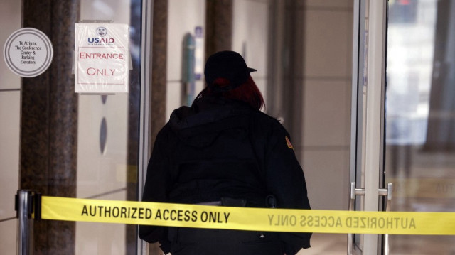 Un agent de sécurité se tient à l'entrée du siège de l'Agence des États-Unis pour le développement international (USAID) le 3 février 2025 à Washington, DC.