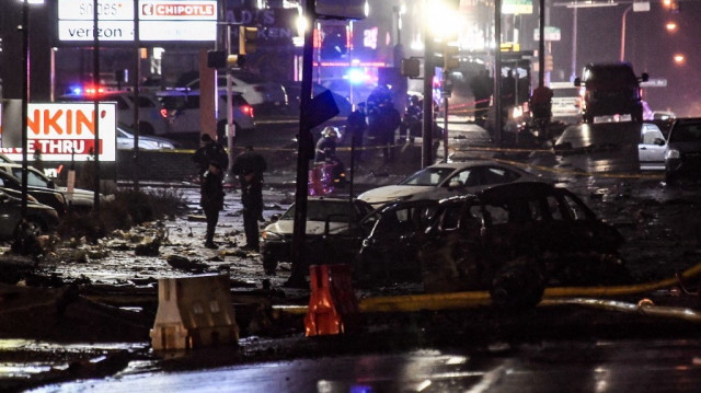 Des secouristes interviennent à la suite d'un accident d'avion dans un quartier proche de Cottman Avenue, à Philadelphie, en Pennsylvanie, le 31 janvier 2025.