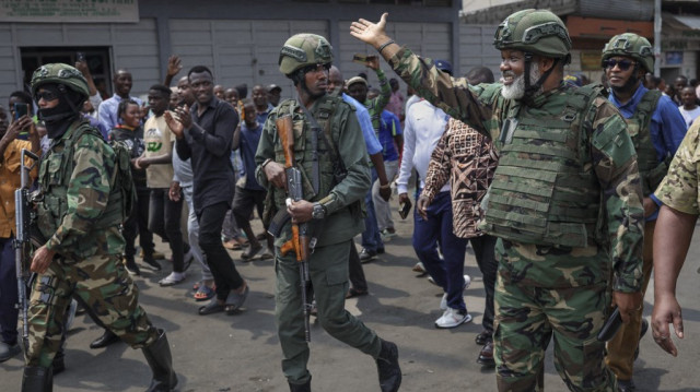 Le chef de l'Alliance flamande du Congo (AFC), Corneille Nangaa (à droite), un mouvement politico-militaire regroupant des groupes rebelles dont le M23, se felicite de la prise de la ville de Goma, le 1er février 2025.