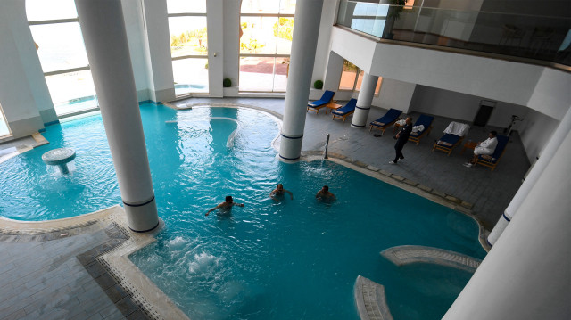 Des clients se baignent dans une piscine thermale à Korbous, dans la région de Nabul, au nord-est de la Tunisie, le 25 janvier 2025.