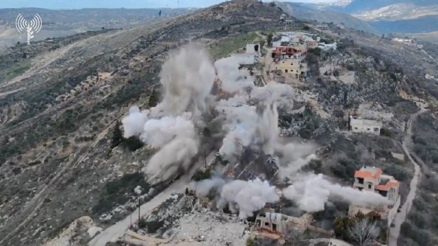 Fumée s'élevant lors d'opérations menées, selon l'armée israélienne, par des soldats de la 91e division dans plusieurs zones du sud du Liban, publiée le le 3 février 2025.