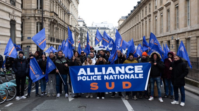 Des membres du syndicat Alliance Police Nationale manifestent devant l'Assemblée nationale française pour défendre leur "profession" et les "moyens" de la police pour le budget 2025, à Paris le 4 février 2025.