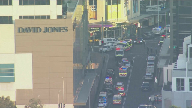 Un suspect de 45 ans inculpé pour plusieurs infractions a foncé dans un centre commercial en Australie.