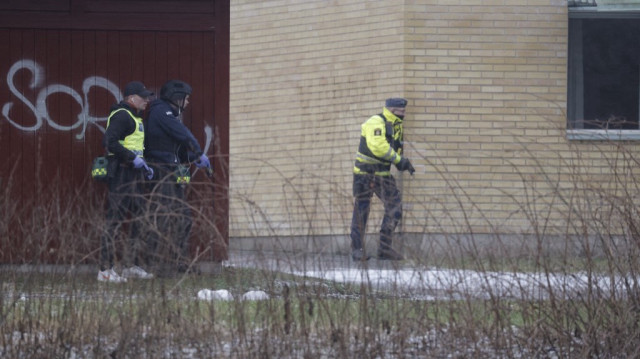 Des policiers interviennent à l'école Risbergska d'Orebro, suite au signalement d'un crime violent, en Suède, le 4 février 2025.