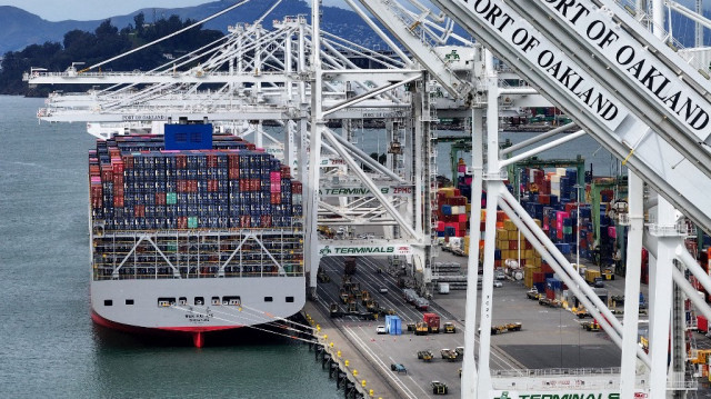 Un porte-conteneurs amarré au port d'Oakland, en Californie, le 3 février 2025.