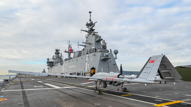 Le Bayraktar TB3, drone de combat embarqué de type MALE (moyenne altitude, longue endurance), sur le pont du porte-drone TCG Anadolu, au large de Çanakkale en Türkiye, le 26 novembre 2024.