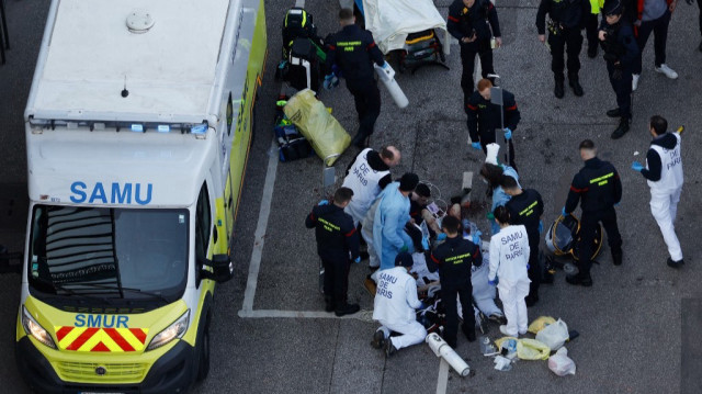 Une équipe médicale d'urgence travaille à la gare d'Austerlitz, après que deux personnes aient été blessées par balle par un agent de la sécurité ferroviaire, à Paris, le 3 février 2025.