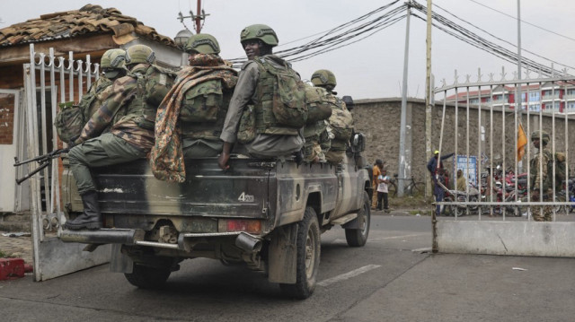 Des membres du groupe armé M23 arrivent dans une camionnette à l'enceinte où les habitants se rassemblent pour une manifestation contre le gouvernement congolais, exprimant leur soutien au groupe armé M23 à Goma le 31 janvier 2025.