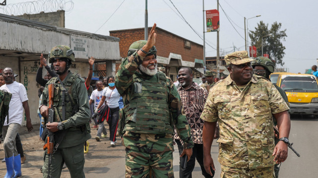 Le chef de l'Alliance flamande du Congo (AFC), Corneille Nangaa (C), un mouvement politico-militaire de groupes rebelles dont le groupe M23, fait un geste alors qu'il est reçu avec jubilation par les habitants lors d'un exercice de nettoyage de la ville de Goma, le 1er février 2025.