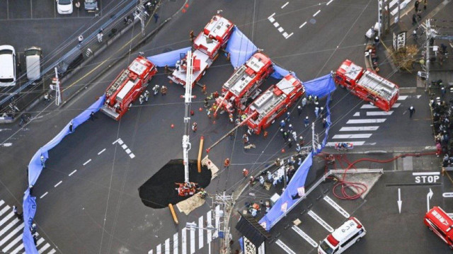 Depuis 5 jours, les secours recherchent un chauffeur de camion tombé dans un trou de 10 mètres de profondeur provoqué par un effondrement d'une route à Yashio près de Tokyo