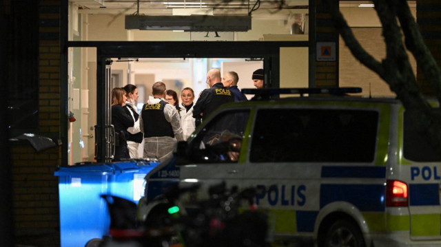 Des policiers travaillent sur la scène du crime à l'école Risbergska d'Orebro, en Suède, le 4 février 2025.