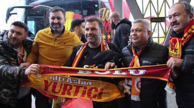 Okan Buruk taraftarlarla fotoğraf çektirdi.