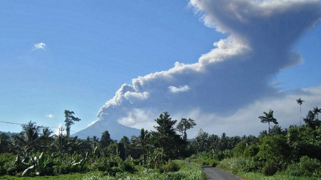 Le mont Gamkonora sur l'île d'Halmahera, dans le nord de l'île de Maluku, en Indonésie.