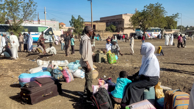 Des personnes déplacées par la guerre au Soudan attendent de monter dans des bus qui les ramènent dans leur ville de Wad Madani, dans l'État de Jazira, après sa reprise par l'armée soudanaise aux paramilitaires des Forces de soutien rapide (RSF), dans la ville orientale de Gedaref, le 3 février 2025.