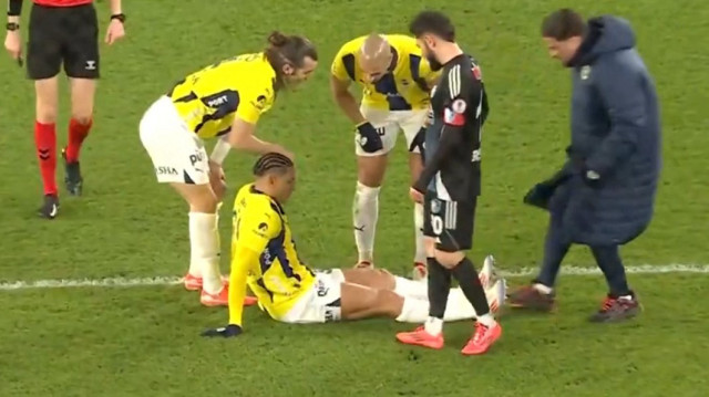 Diego Carlos'un kendini yere bıraktığı an.