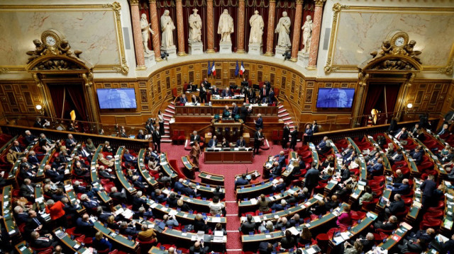 Le rapport a été adopté en commission des Lois avec les voix de la droite et d'une grande partie des centristes, l'alliance majoritaire à la chambre haute.
