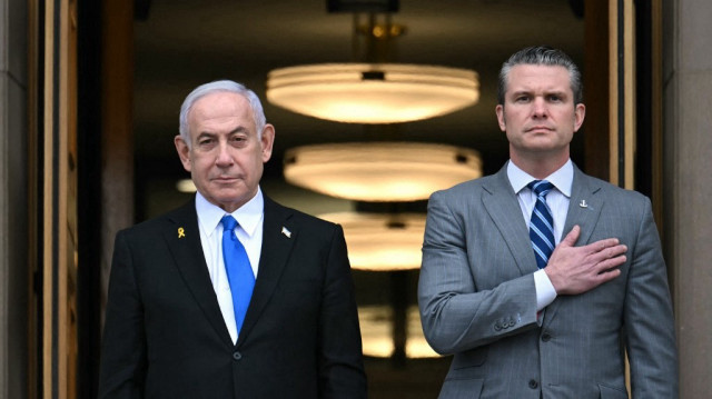 Le secrétaire à la Défense des États-Unis, Pete Hegseth (à droite), pose la main sur son cœur en accueillant le Premier ministre israélien Benyamin Netanyahu au Pentagone, à Arlington, en Virginie, le 5 février 2025.