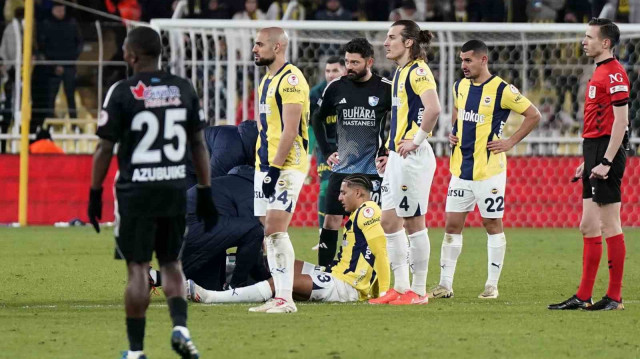 Yeni transfer Diego Carlos sakatlığı nedeniyle Erzurumspor FK maçına devam edemedi.