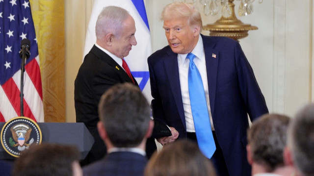 Le Premier ministre israélien Benjamin Netanyahu et le président américain Donald Trump se serrent la main après une conférence de presse conjointe tenue dans la salle Est de la Maison Blanche, à Washington, DC, le 4 février 2025.