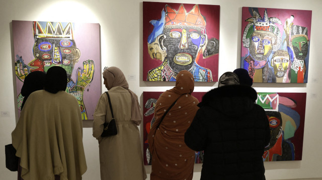 Des visiteurs explorent les œuvres de l'artiste camerounais Hako Hankson lors de la foire d'art contemporain africain 1-54 Marrakesh, le 30 janvier 2025. 