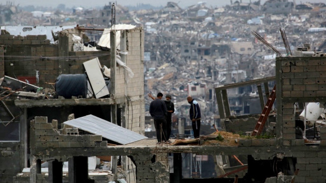 Des Palestiniens au milieu des dégâts dans un bâtiment détruit par les bombardements israéliens à Jabalia, dans le nord de la bande de Gaza, le 6 février 2025.