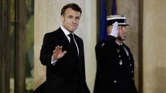 Le président français Emmanuel Macron salue avant un dîner de travail au palais de l'Élysée à Paris, le 6 février 2025.