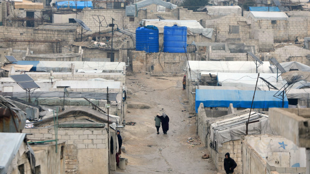 Des personnes marchent dans le camp de déplacés d'Atme, à la périphérie d'Idlib, dans le nord-ouest de la Syrie, le 5 février 2025, près de deux mois après que le président syrien Bashal al-Assad a été renversé. Lors d'une visite effectuée au début du mois, le premier ministre qatari s'est engagé à soutenir la réhabilitation des infrastructures syriennes, dévastées par près de 14 ans de guerre civile. La guerre civile en Syrie a commencé en 2011 avec la répression brutale par Assad des manifestations antigouvernementales, entraînant la mort de plus d'un demi-million de personnes et le déplacement de la moitié de la population du pays avant la guerre.