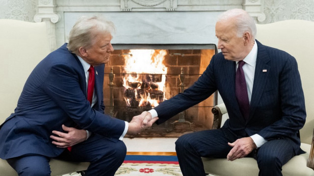 Le président américain Joe Biden serre la main du président élu Donald Trump lors d'une réunion dans le bureau ovale de la Maison Blanche à Washington, DC, le 13 novembre 2024. 